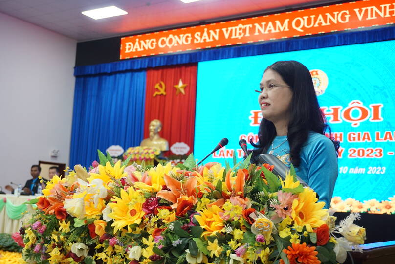 Chủ tịch LĐLĐ Gia Lai Trần Lệ Nhung phát biểu tại đại hội. Ảnh: Thanh Tuấn
