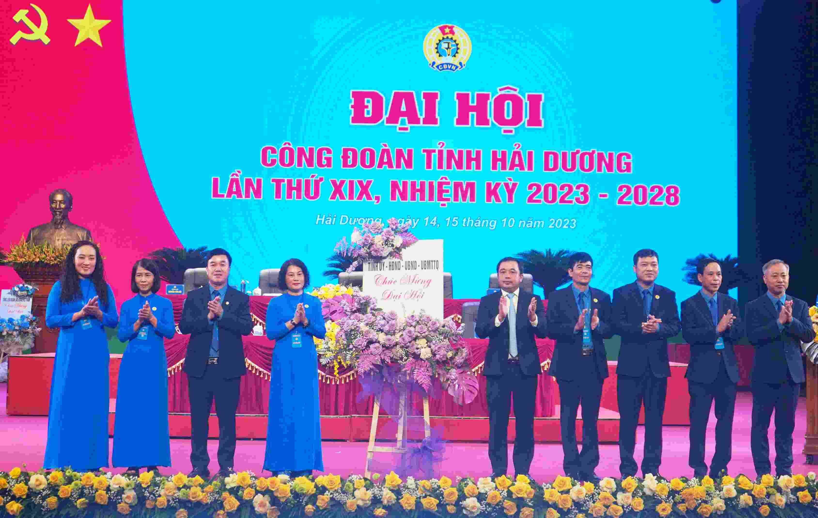 Lãnh đạo Tỉnh uỷ Hải Dương tặng hoa chúc mừng Đại hội. Ảnh: Mai Dung