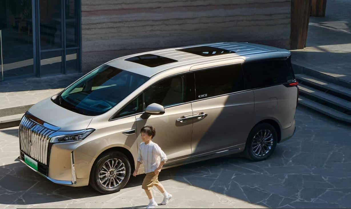 'Chuyên cơ mặt đất' Toyota Alphard lại có thêm 'anh em song sinh' gây sốt: kích thước khủng dài hơn 5,4m, đi 175 km không tốn giọt xăng - Ảnh 1.