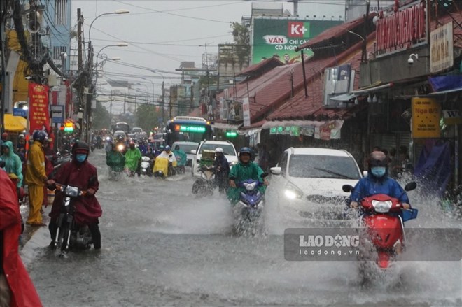 Áp thấp nhiệt đới áp sát, cảnh báo mưa lớn từ Quảng Trị đến Quảng Nam