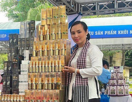 Cô gái Hậu Giang 22 năm nghiên cứu dầu gội: Bưng đồ, rửa chén lấy tiền mua dược liệu và giấc mơ đưa hương hoa bưởi, bồ kết, hà thủ ô ra thế giới - Ảnh 1.