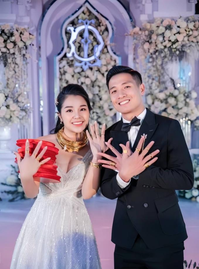 Couple cầu thủ - vợ du học Singapore: Nên duyên từ bệnh viện, tặng vợ nhà và đồ hiệu không đếm xuể - Ảnh 4.