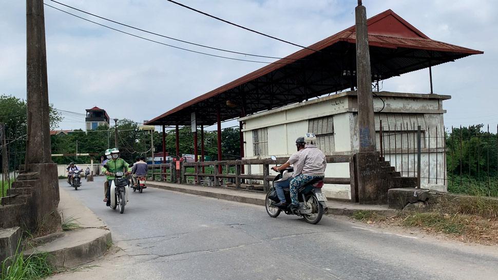 Người dân mỗi lần đi qua đoạn sông này phải bịt kín khẩu trang, di chuyển nhanh chóng để thoát khỏi mùi hôi thối nồng nặc này.