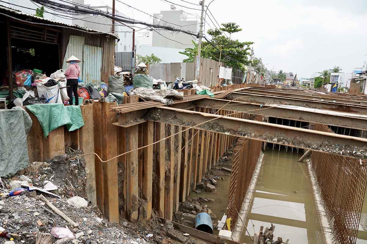 Các khung sắt gia cố bờ kè dọc hai bên bờ kênh.Các khung sắt gia cố bờ kè dọc hai bên bờ kênh.