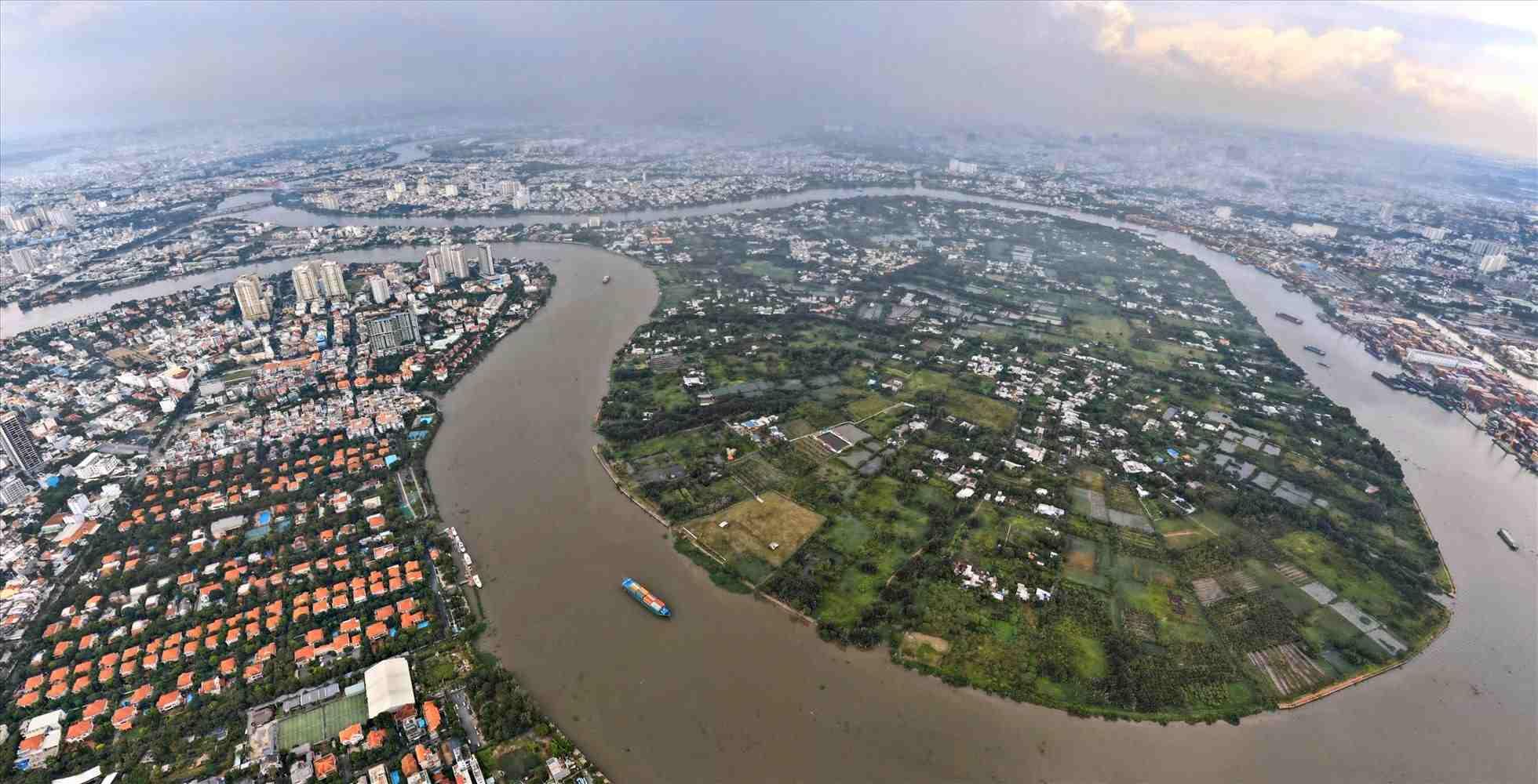 Bình Quới - Thanh Đa hiện vẫn như một ốc đảo đối lập với những cao ốc, khu biệt thự sang trọng bên Thảo Điền dù chỉ cách nhau một con sông.  Ảnh: Anh Tú