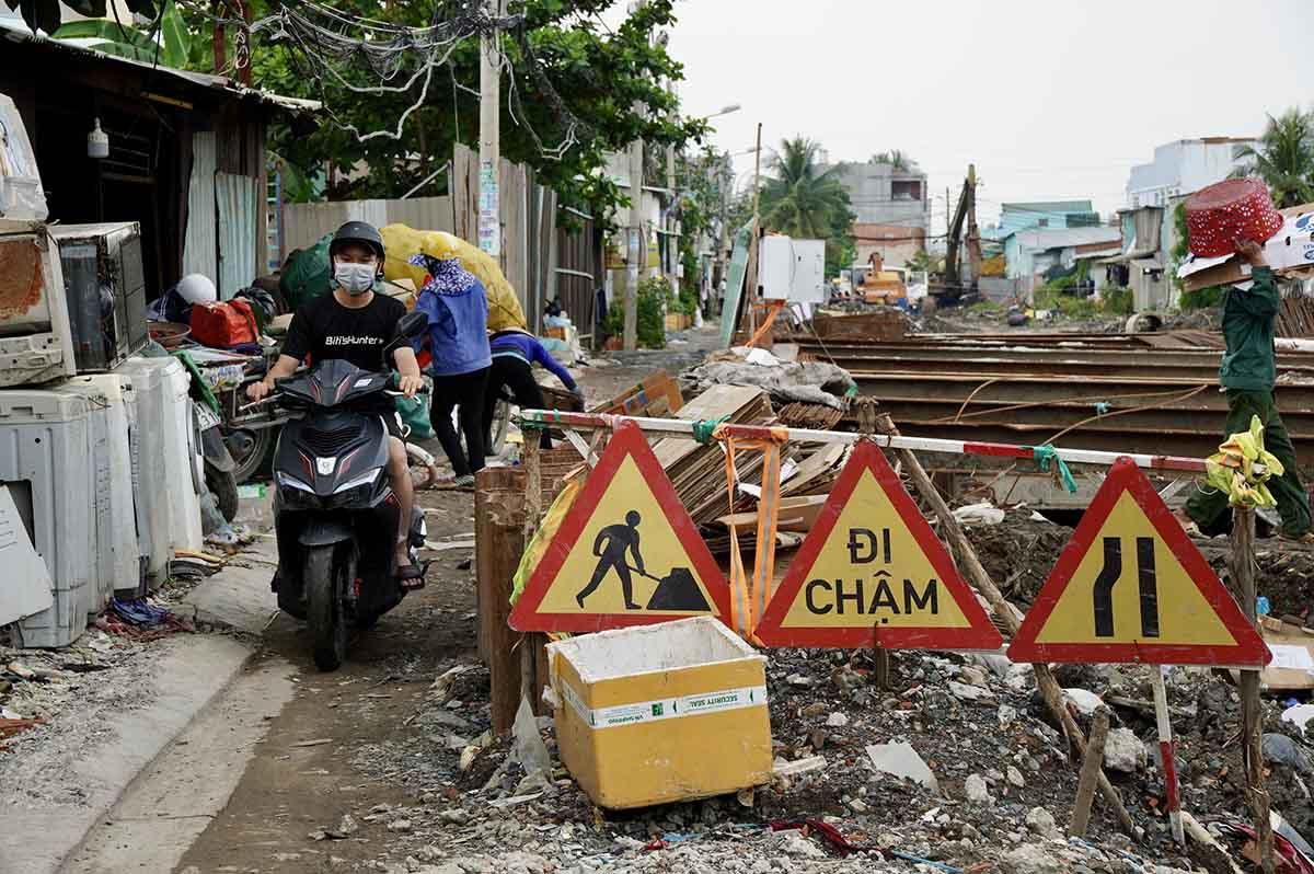 Mặt hẻm bị thu hẹp, chỉ đủ một làn xe khiến người dân di chuyển của người dân tương đối khó khăn.