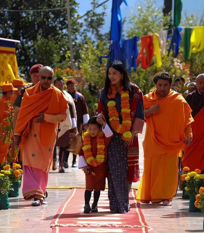 Hoàng hậu "vạn người mê" của Bhutan lộ diện sau khi hạ sinh công chúa, nhan sắc hiện tại khiến ai cũng bất ngờ - Ảnh 3.