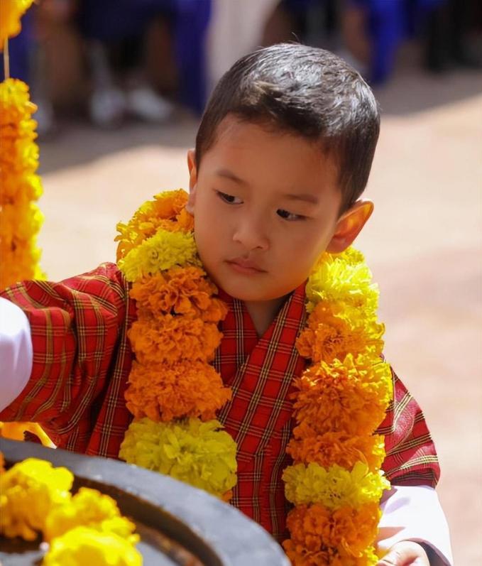 Hoàng hậu "vạn người mê" của Bhutan lộ diện sau khi hạ sinh công chúa, nhan sắc hiện tại khiến ai cũng bất ngờ - Ảnh 7.