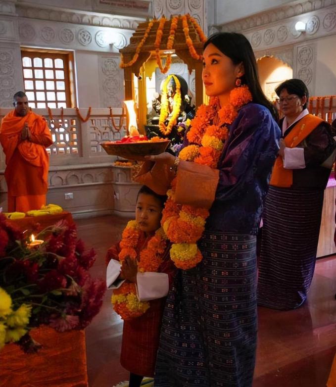 Hoàng hậu "vạn người mê" của Bhutan lộ diện sau khi hạ sinh công chúa, nhan sắc hiện tại khiến ai cũng bất ngờ - Ảnh 4.