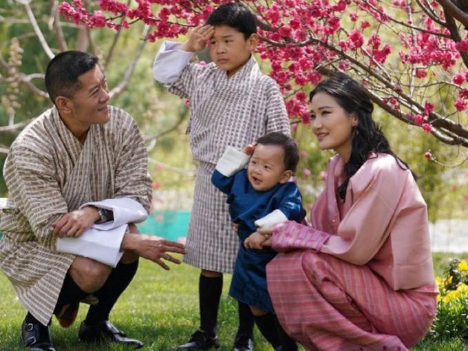 Hoàng hậu "vạn người mê" của Bhutan lộ diện sau khi hạ sinh công chúa, nhan sắc hiện tại khiến ai cũng bất ngờ - Ảnh 2.