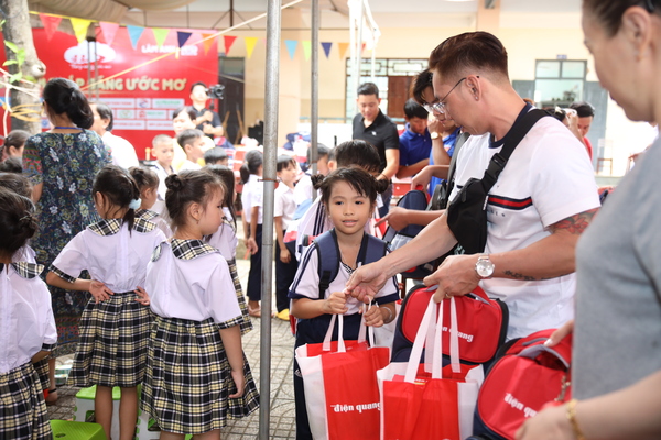 Điện Quang và hành trình thắp sáng ước mơ: Để những bàn chân nhỏ từ bóng đêm bước tới tương lai rực rỡ - Ảnh 7.