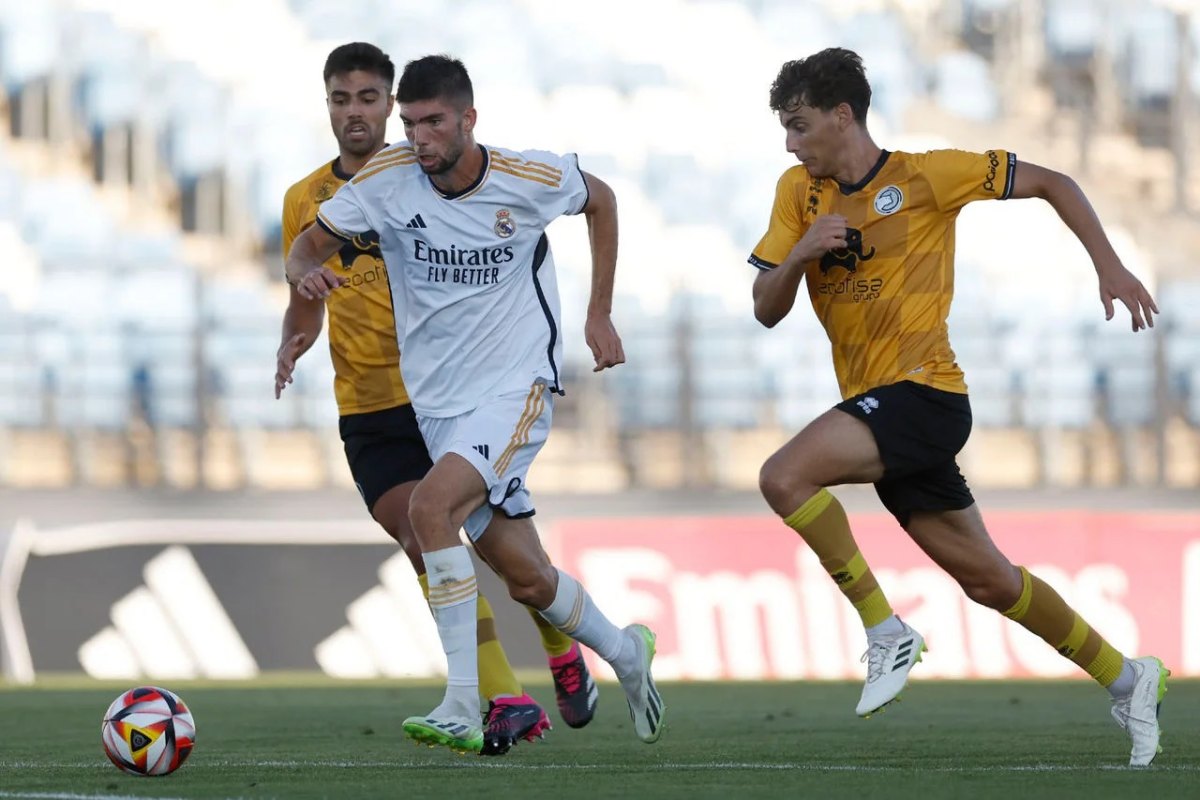 Real Madrid còn có một số cầu thủ ở đội Castilla có thể sử dụng ở vị trí trung vệ như Alvaro Carrillo (áo trắng). Ảnh: Real Madrid CF