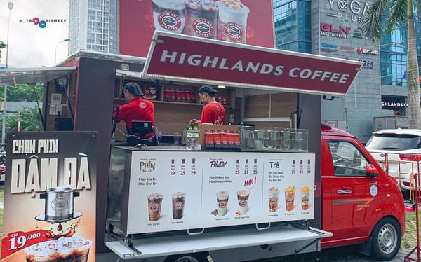 Cũng bán cà phê trên xe đẩy di động, các ông lớn Highland, Trung Nguyên, King Coffee,... không hề bỏ qua "cuộc chiến vỉa hè" - Ảnh 1.