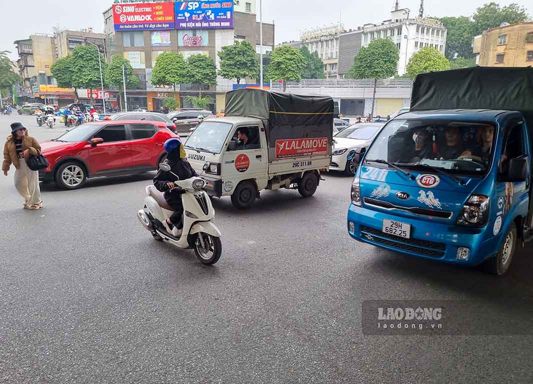 Một phương tiện đi ngược chiều qua nút giao để từ Hà Đông sang Khuất Duy Tiến, gây xung đột giao thông.