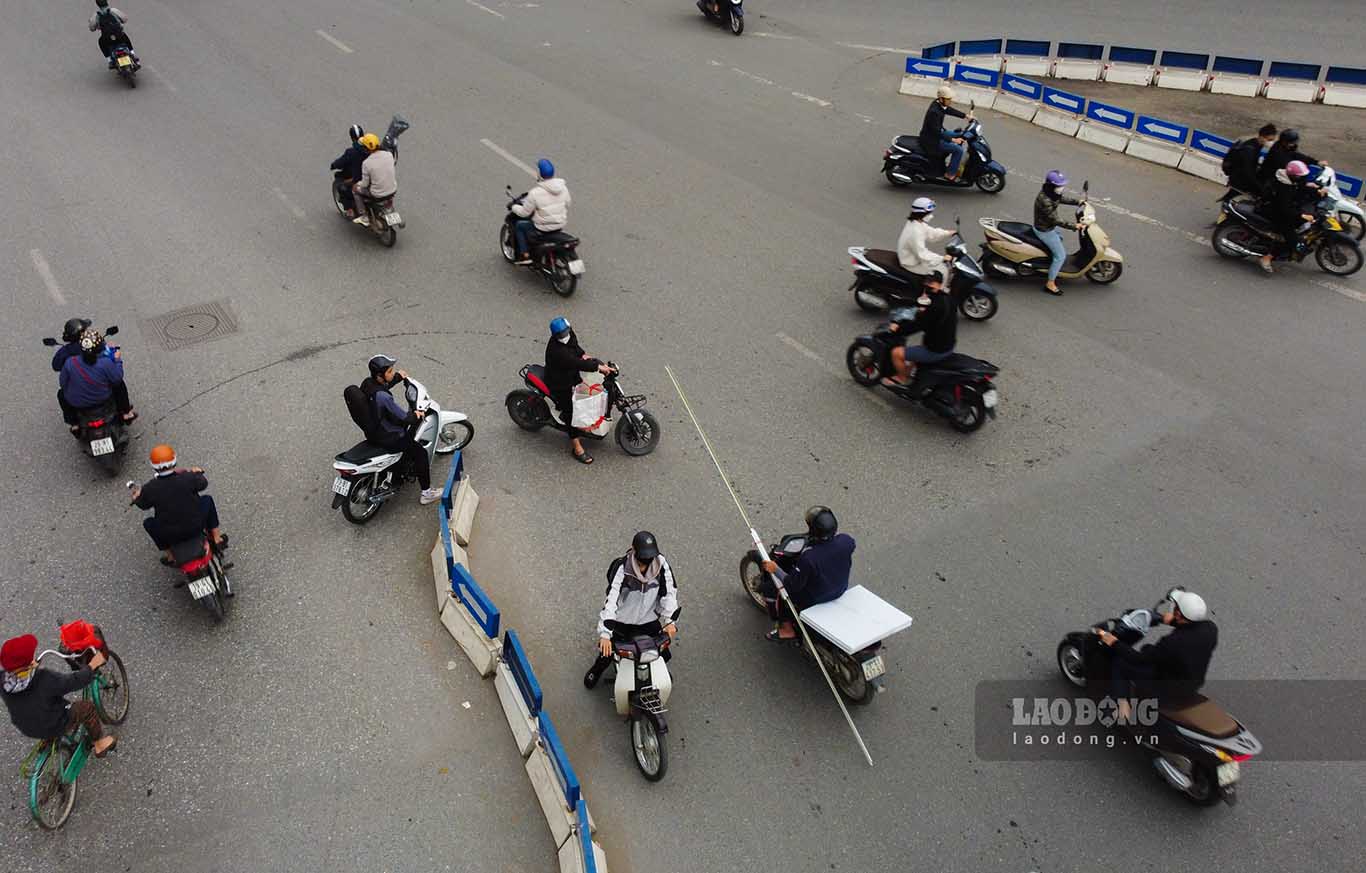 Hàng ngày vẫn có hàng trăm phương tiện đi ngược chiều để qua nút giao thay vì xuống hầm chui như cách tổ chức giao thông hiện tại.