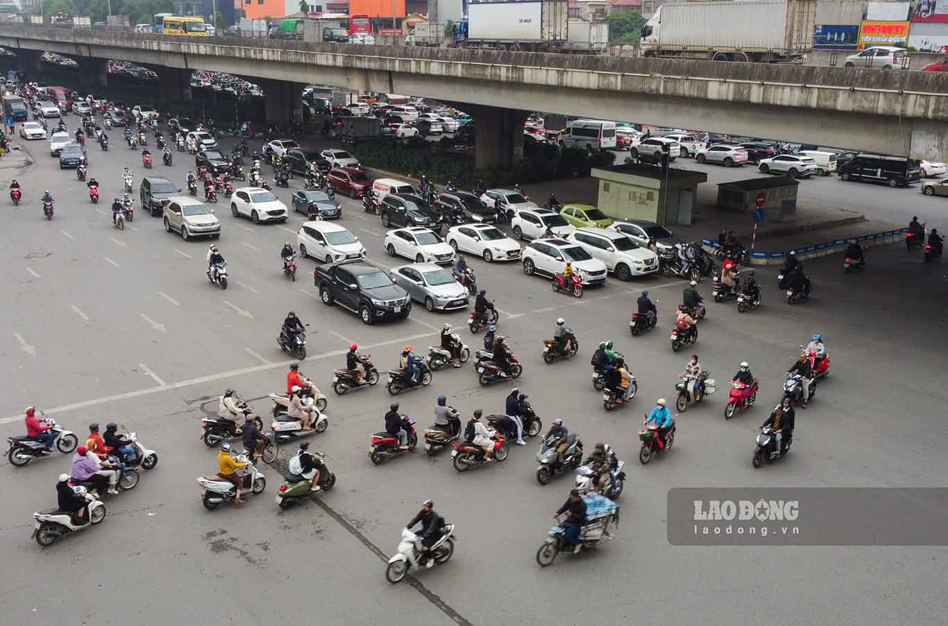 “Sớm sớm cho họ đi thẳng chứ ngày nào cũng đi ngược chiều thế này nguy hiểm lắm.” - anh Dương, một tài xế xe ôm công nghệ cho hay.