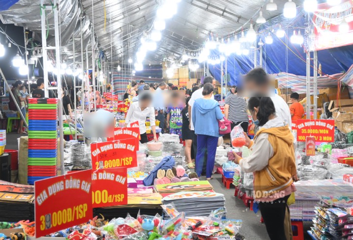 Ông Đặng Văn Chiến - Chủ tịch Công đoàn các khu công nghiệp tỉnh Tiền Giang - chia sẻ, Tết Nguyên đán Giáp Thìn 2024, với chủ đề “Tết Sum vầy - Xuân chia sẻ“, Công đoàn các khu công nghiệp tỉnh Tiền Giang phối hợp với các doanh nghiệp, các đối tác tổ chức các điểm bán hàng “Chương trình phúc lợi đoàn viên công đoàn” tại các khu - cụm công nghiệp nhằm cung cấp các mặt hàng thiết yếu với giá ưu đãi kết hợp tổ chức các hoạt động vui xuân.