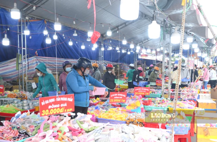 Tại đây, các gian hàng trong hội chợ cung cấp các mặt hàng nhu yếu phẩm thiết yếu với giá cả giảm tối thiểu 10% để công nhân lao động thoải mái lựa chọn mua sắm. Ngoài ra, các sản phẩm tham gia phiên chợ có chứng nhận vệ sinh an toàn thực phẩm, nguồn gốc xuất xứ rõ ràng.