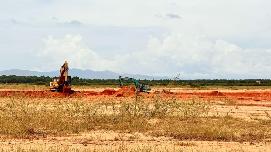 Máy móc bên trong dự án sân bay Phan Thiết. Ảnh: Phạm Duy