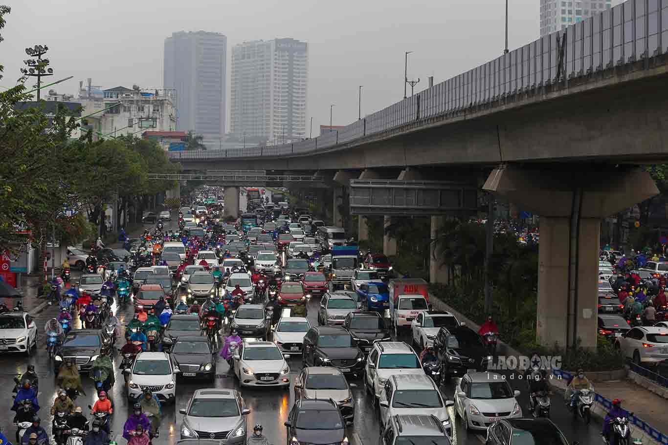 Mưa kèm ùn tắc vào giờ cao điểm khiến việc đi lại của người dân gặp khó khăn.