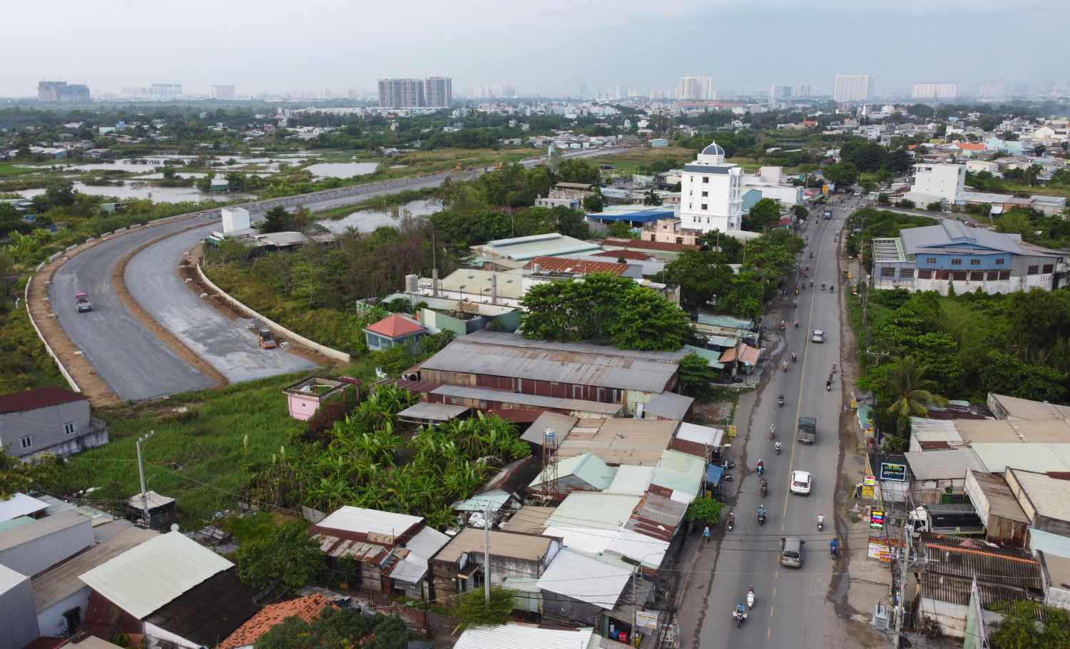 Tương tự, điểm giao nhau giữa đoạn đường song hành với Quốc lộ 50 hiện hữu còn vướng mặt bằng chưa thể thi công.