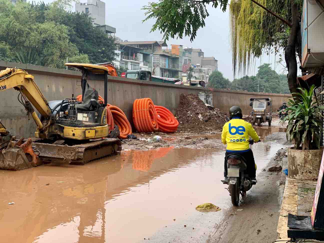 Nhiều đoạn đường đã bị đào xới từ lâu nhưng hiện vẫn chưa được thi công. Ảnh: Nhật Minh