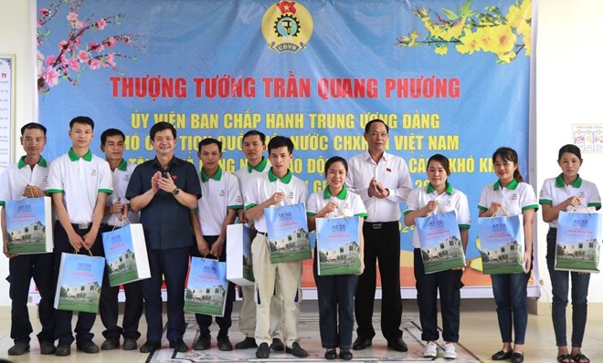 Thượng tướng Trần Quang Phương trao quà Tết cho người lao động ở Quảng Trị