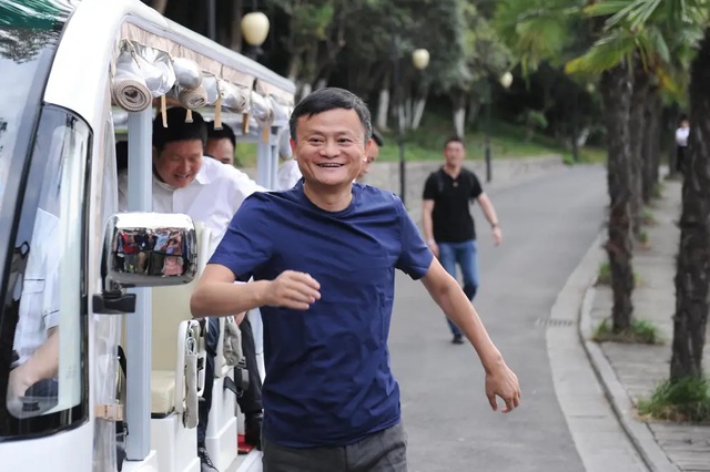 Bất ngờ với hình ảnh hiện tại của Jack Ma: Tỷ phú lẫy lừng một thời vì sao nay chỉ còn là "anh nông dân"? - Ảnh 3.