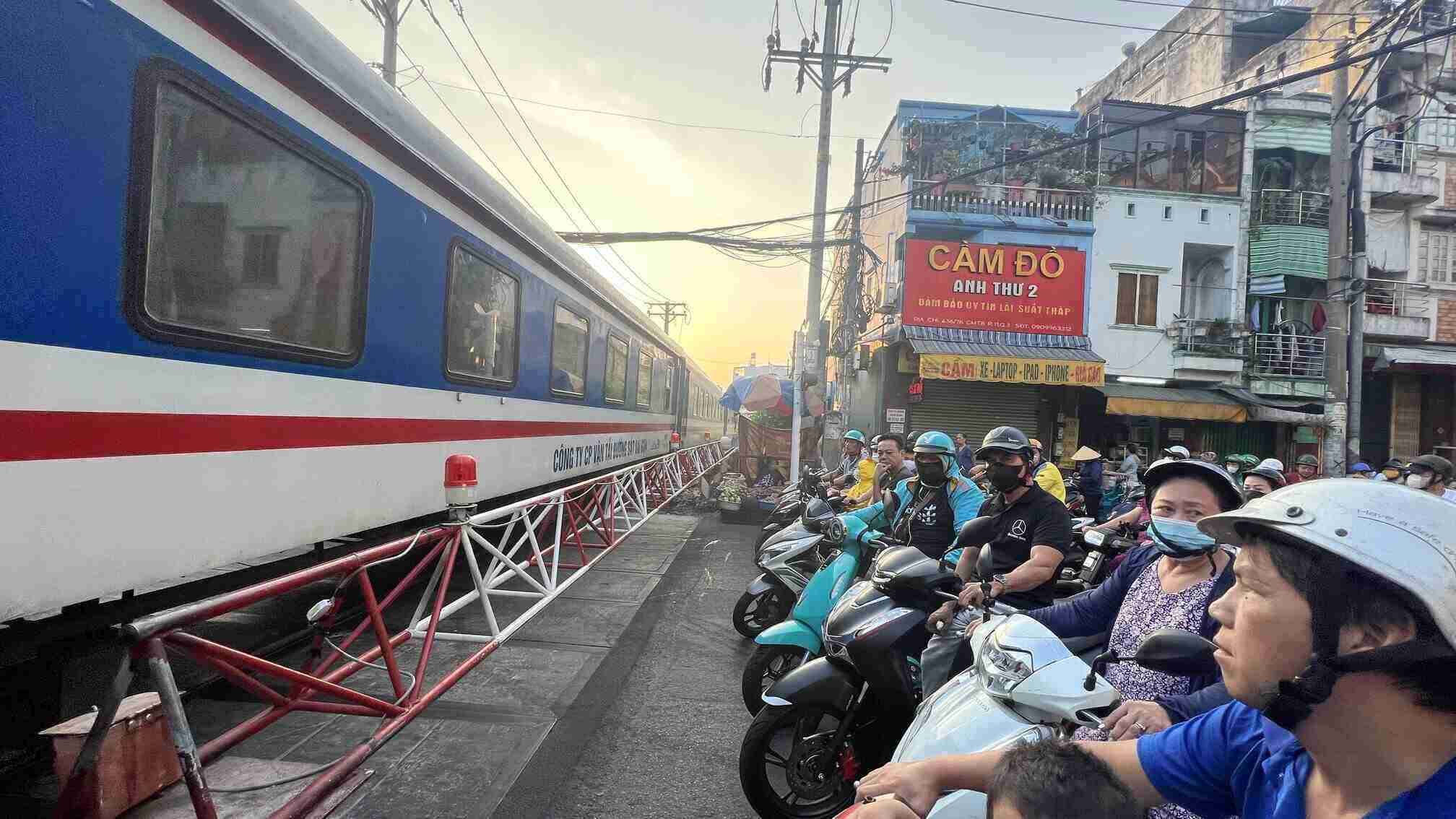 Ghi nhận vào lúc 6:00 sáng ngày 24.1, ngày đầu tiên Sở GTVT TPHCM bắt đầu hạn chế các phương tiên ôtô ra ngang qua đường Đỗ Thị Lời (đoạn từ đường Hoàng Sa đến đường Cách Mạng Tháng Tám), Quận 3, TPHCM.