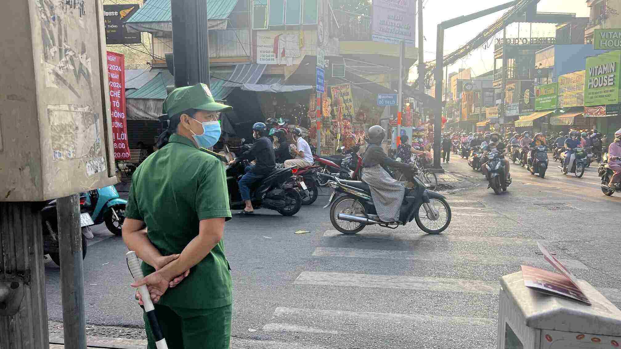 Chị Nguyễn Thị Hồng - Lực lượng điều tiết giao thông nút Cách Mạng Tháng 8 - Đỗ Thị Lời cho biết, khu vực này thường xuyên xảy ra tình trạng kẹt xe vào bất cứ giờ nào trong ngày chứ không riêng gì giờ cao điểm. Nguyên nhân có thể thấy phía đầu đường Cách Mạng Tháng 8 gần chợ đông người qua lại, buôn bán lòng đường, rồi rẽ vào đường Đỗ Thị Lời khi trúng lúc tàu chạy lại kẹt tiếp. Nên việc hạn chế lưu thông này hợp lý trong giai đoạn cao điểm này“.