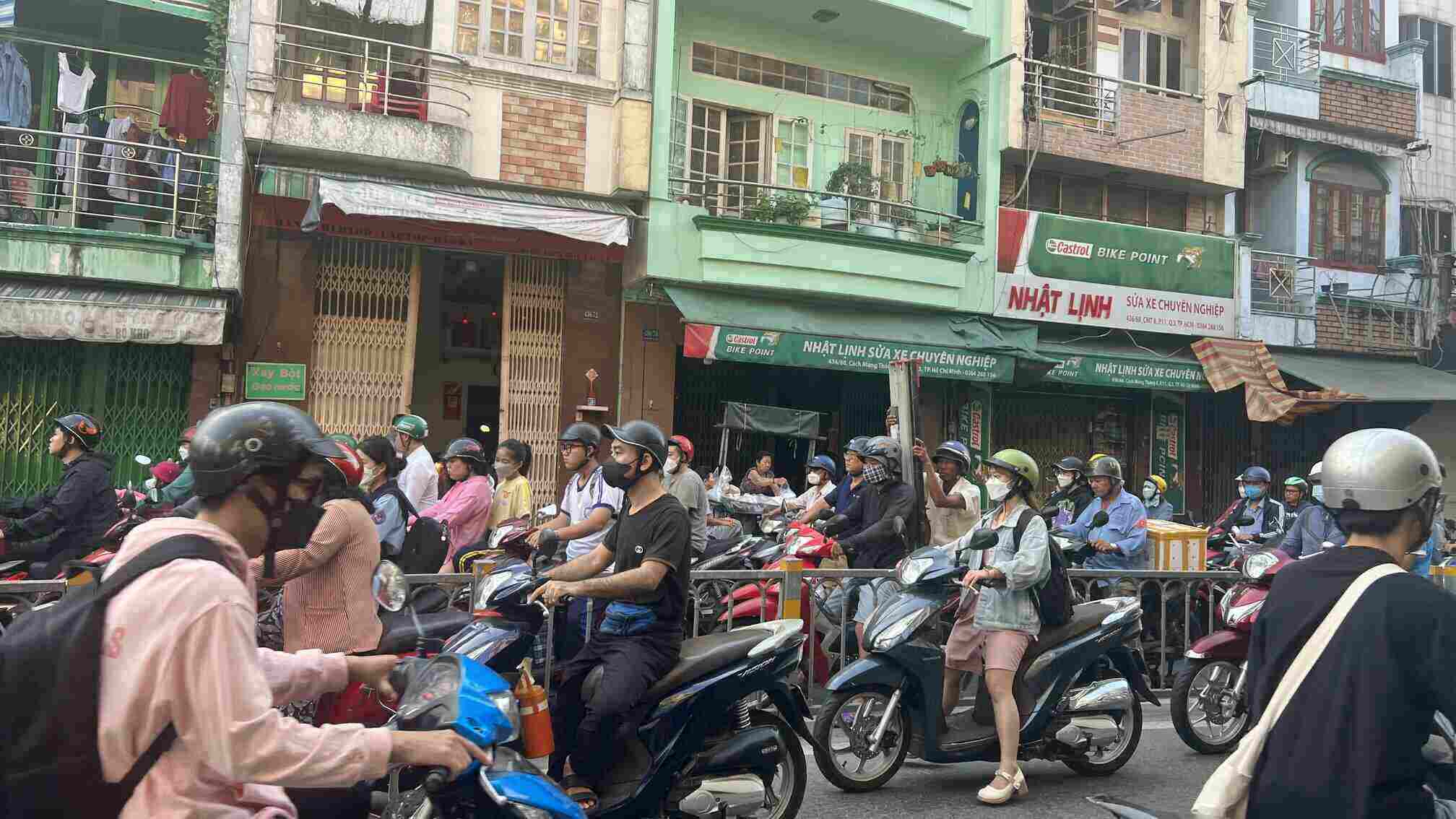 Vào giờ cao điểm, những điểm chốt đường sắt trung tâm sẽ xảy ra tình trạng kẹt xe, người dân đi lấn làn. Vì vậy, việc hạn chế ôtô vào giai đoạn cao điểm này giúp hạn chế tình trạng kẹt xe và tai nạn giao thông xảy ra.