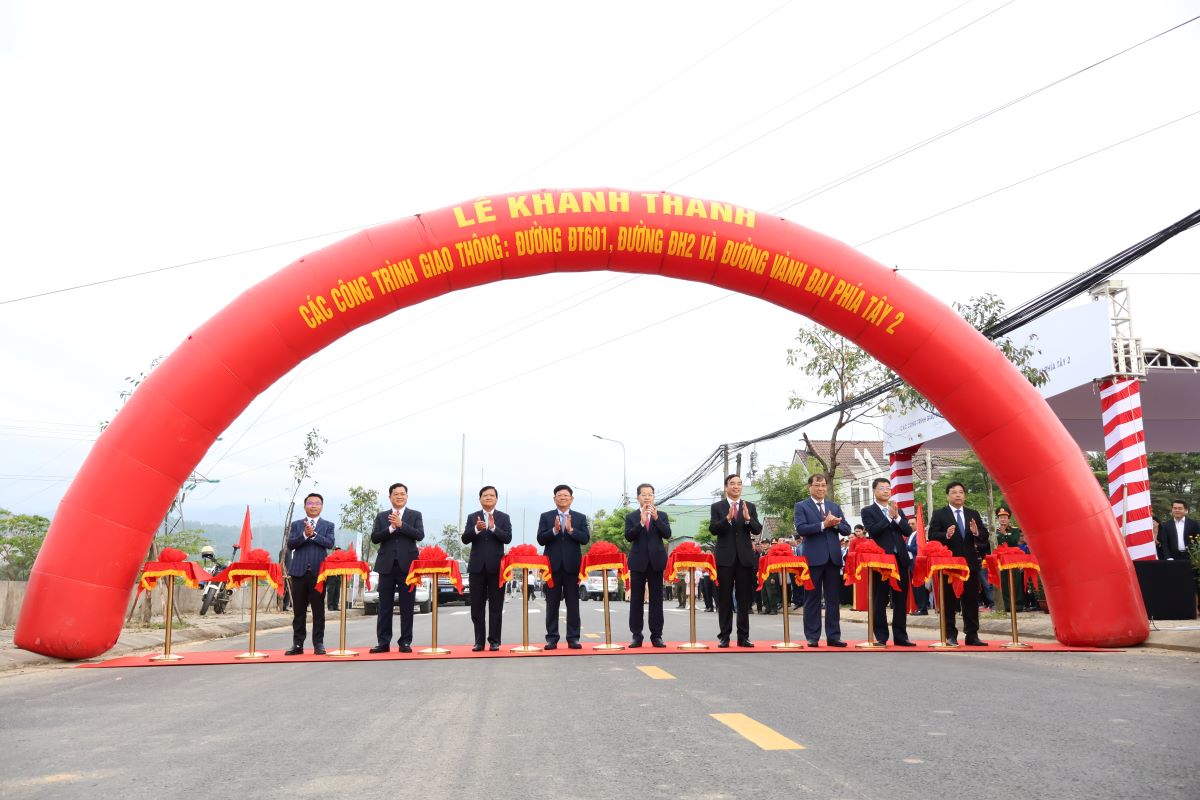 Các đại biểu làm nghi thức khánh thành. Ảnh: Văn Trực