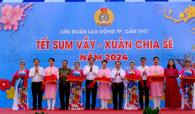 Chủ nhiệm Ủy ban Tài chính ngân sách của Quốc hội tặng quà cho công nhân Cần Thơ