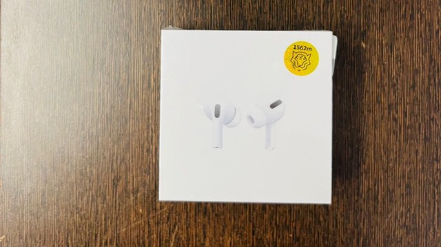 Triệt phá đường dây sản xuất AirPods nhái tại Trung Quốc - Ảnh 1.