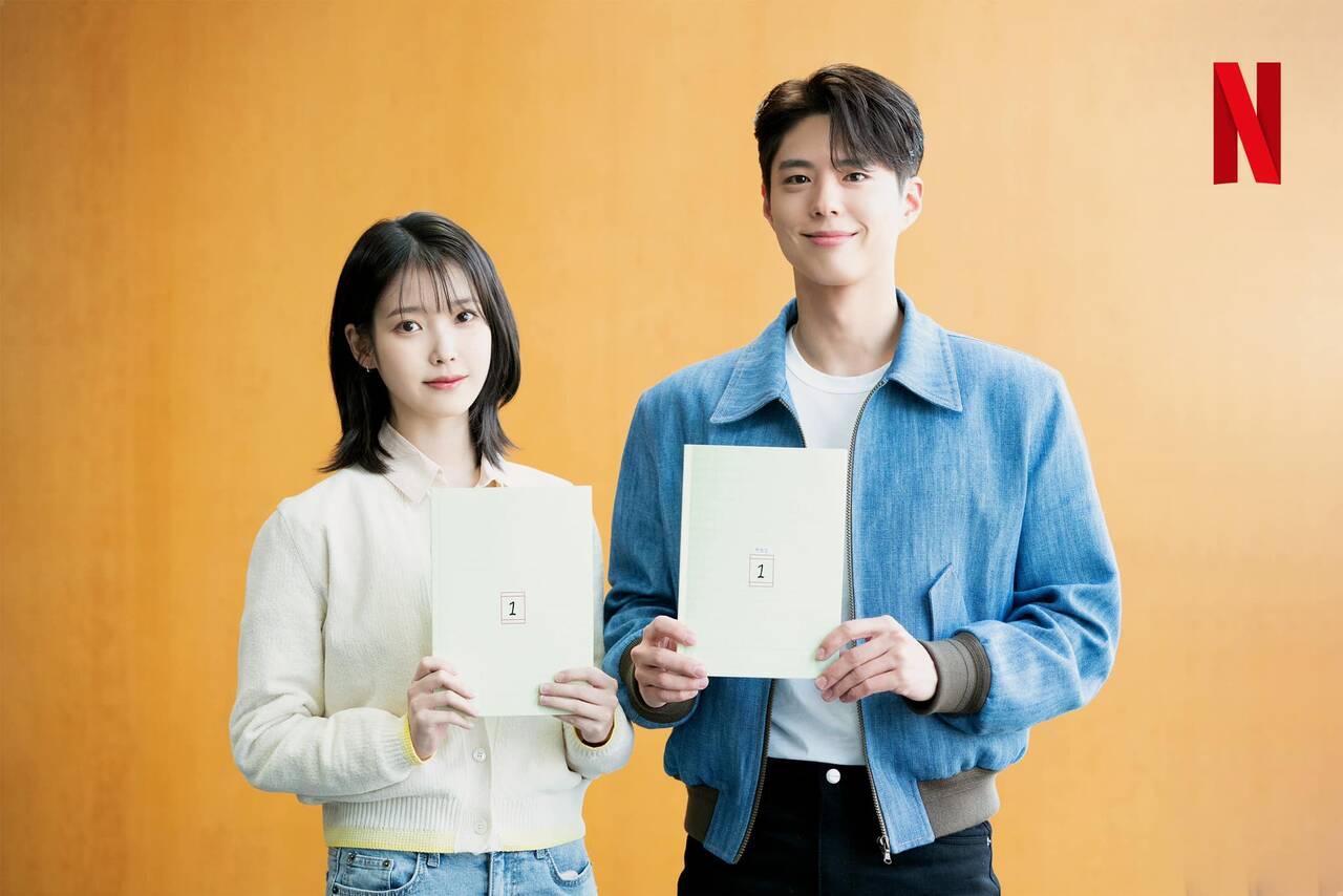 IU và Park Bo Gum nên duyên trong phim mới. Ảnh: Netflix