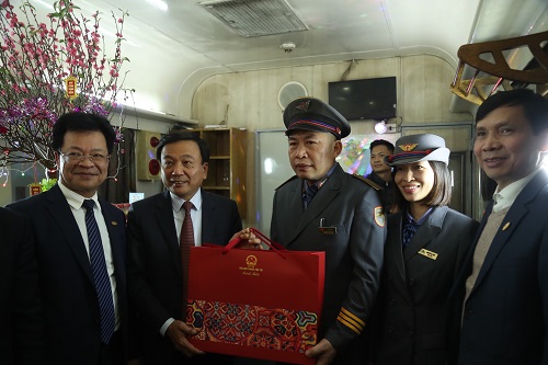 Thứ trưởng Nguyễn Danh Huy chúc tết cán bộ ngành đường sắt đêm giao thừa. Ảnh:Xuyên Đông