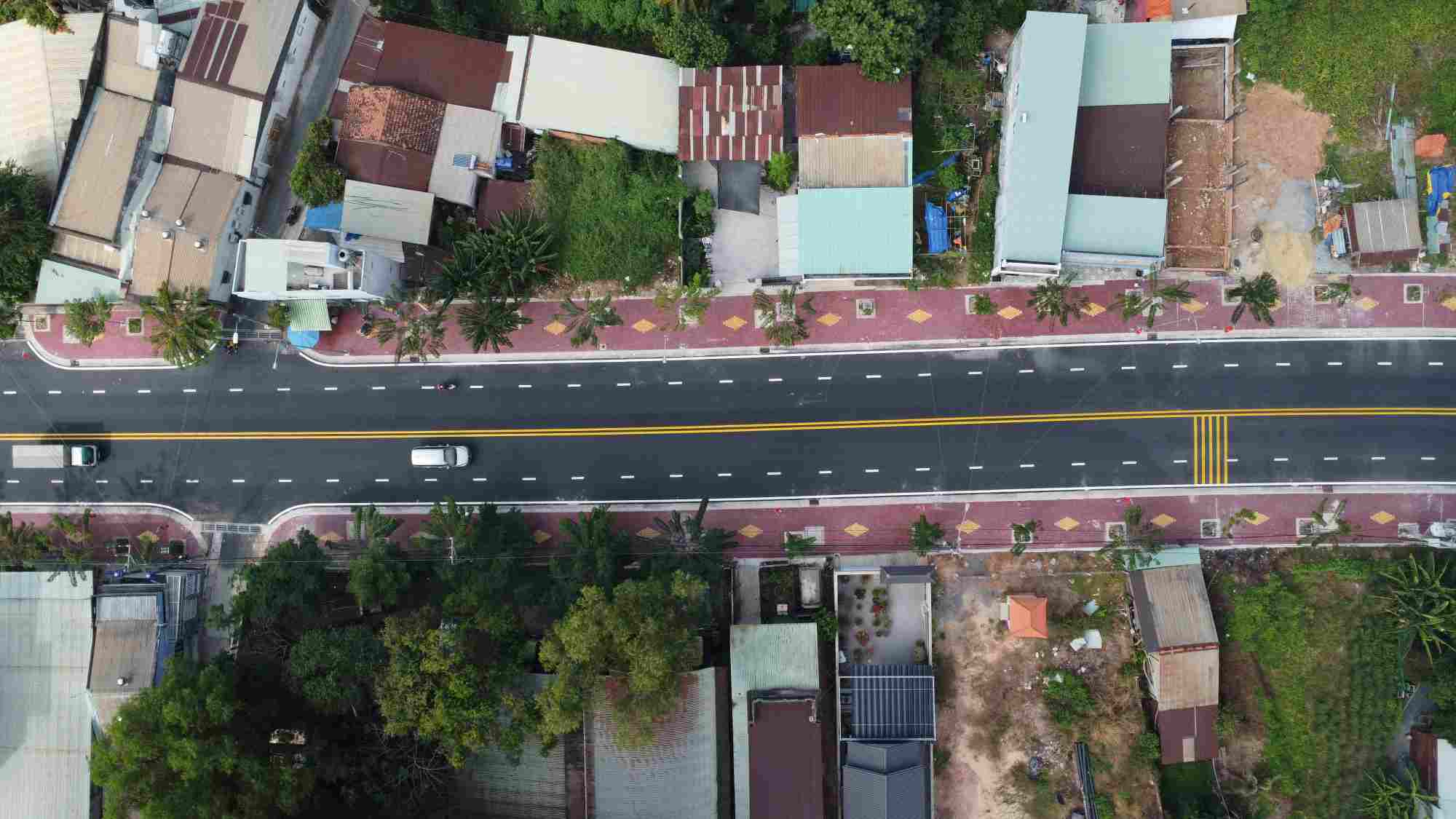 Trước đây, tuyến đường này nhỏ hẹp, nền đường thấp, việc đi lại của người dân khó khăn.