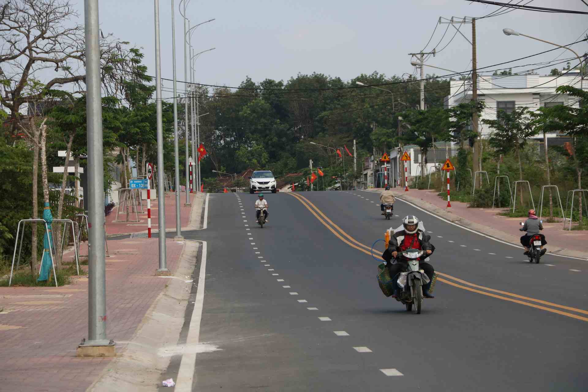 Tuyến đường được mở rộng 22m, trong đó chiều rộng mặt đường là 12m, mỗi bên vỉa hè 5m. Mặt đường được đổ bê tông nhựa nóng, vỉa hè lát gạch.