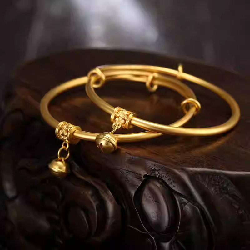 Giới trẻ xứ Trung mua vàng dịp Tết: xếp hàng 12 tiếng vì giá rẻ, chi cả chục triệu mua vòng cho thú cưng - Ảnh 1.