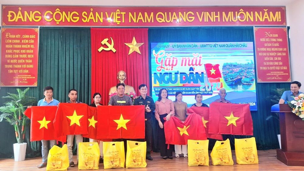 Trao quà, tặng cờ Tổ quốc cho ngư dân Đà Nẵng dịp đầu năm mới. Ảnh: Doãn Quang