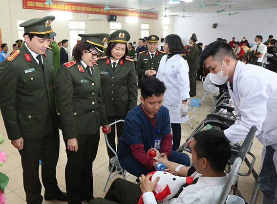 Lãnh đạo Cục Công tác đảng và công tác chính trị tại một hoạt động của đoàn viên CAND. Ảnh: Văn Chung