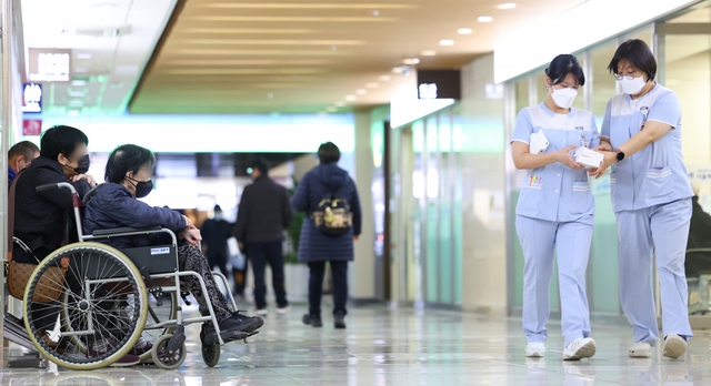7 ngày khủng hoảng y tế Hàn Quốc: Bệnh nhân như "con tin" thoi thóp chờ được điều trị, y tá và điều dưỡng lóng ngóng tiếp quản chữa bệnh, còn 8.897 bác sỹ vẫn mải miết đình công trong bế tắc - Ảnh 2.