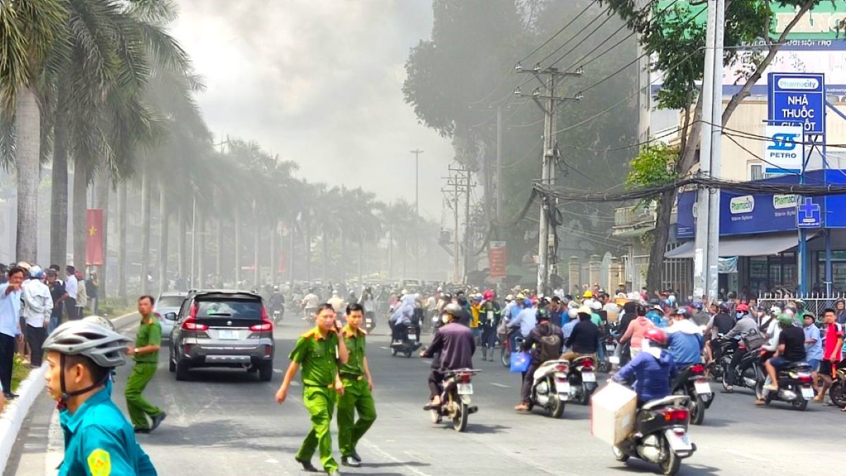 Vụ cháy không gây thiệt hại về người, nhưng đã thiêu rụi nhiều tài sản tại cửa hàng. Hiện nguyên nhân vụ việc đang được điều tra làm rõ.