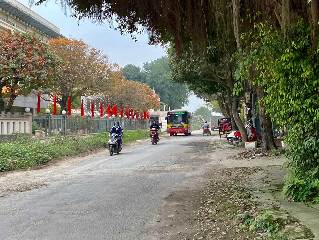 Người dân khó khăn di chuyển qua phần đường gồ ghề. Ảnh: Vĩnh Hoàng