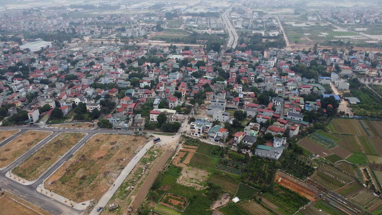 Hiện tại tuyến đường mới chỉ giải phóng mặt bằng được một phần. Ảnh: Vĩnh Hoàng
