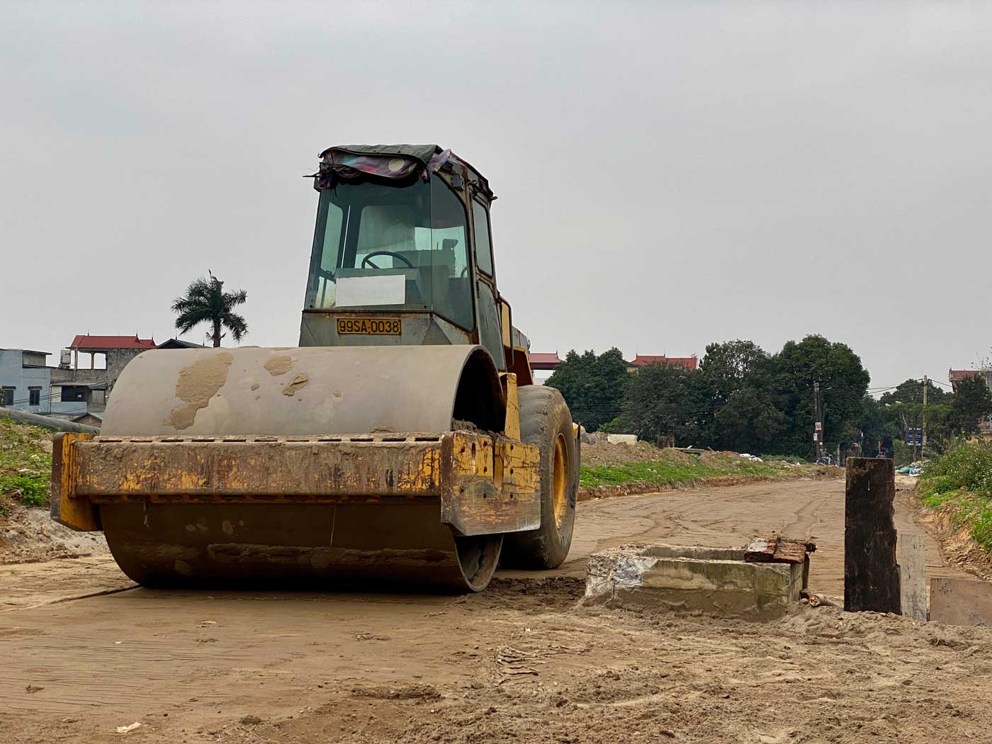 Trên công trường chỉ có sự xuất hiện của máy móc. Ảnh: Vĩnh Hoàng