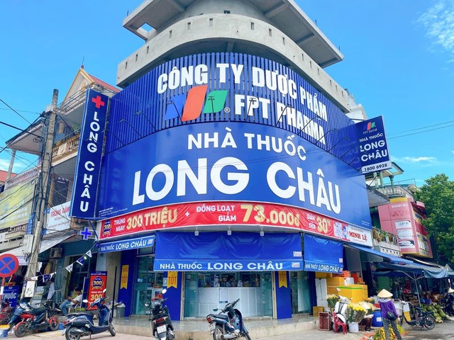 Trước khi FPT Long Châu thành "viên ngọc rồng" thu hơn 15.000 tỷ/năm: Chủ tịch Nguyễn Bạch Điệp phải leo thang chất hàng lên kệ, "nhà thuốc lớn nhất Sài Gòn mà cái gì cũng viết giấy" - Ảnh 1.