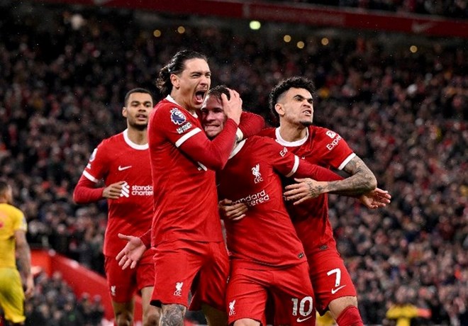 Liverpool trở lại ngôi đầu Ngoại hạng Anh