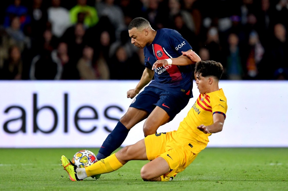 Kylian Mbappe hoàn toàn im tiếng trước cầu thủ 17 tuổi Pau Curbasi. Ảnh: PSG