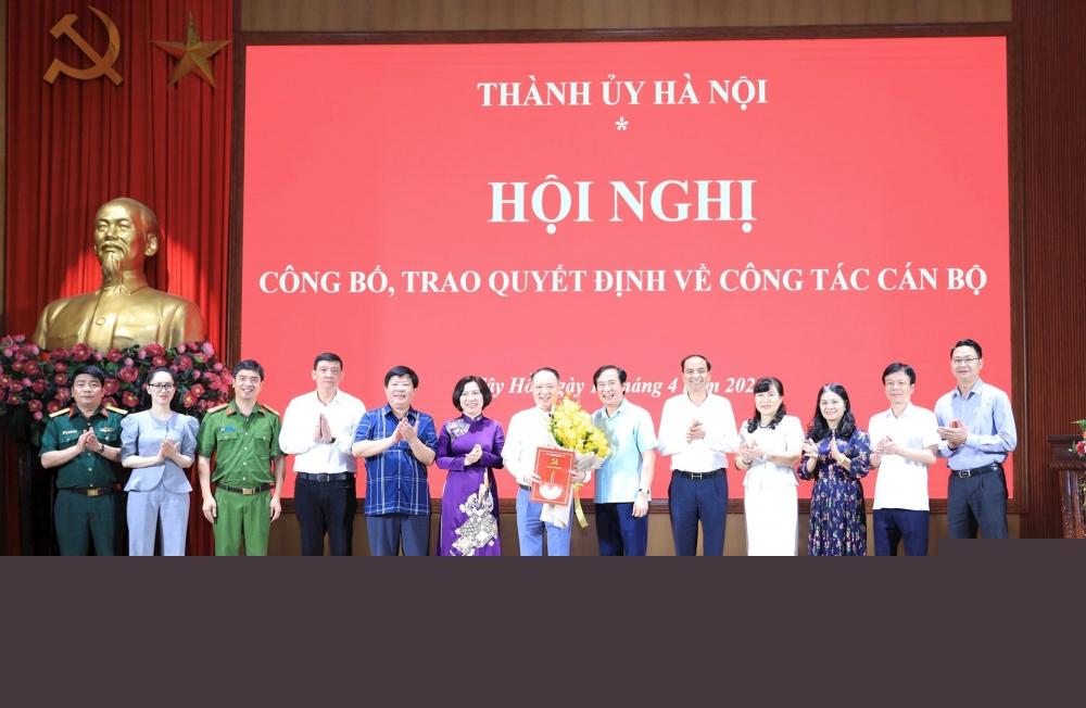 Ban Thường vụ Quận ủy Tây Hồ chúc mừng đồng chí Nguyễn Lê Hoàng.